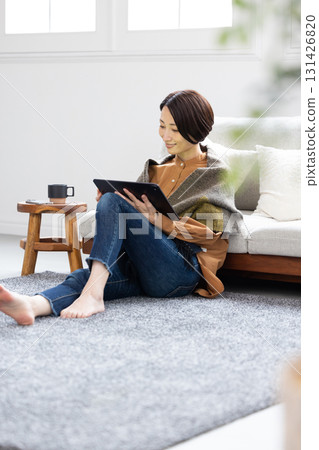 Middle women who operate tablets Middle women who operate tablets 131426820