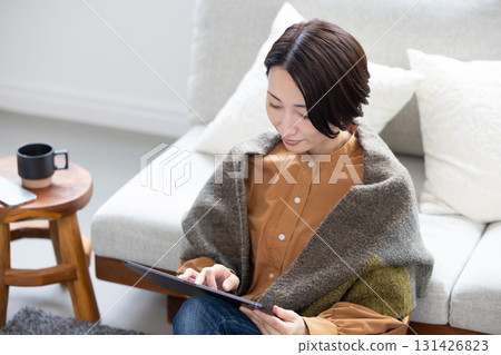 經營平板電腦的中年婦女 131426823