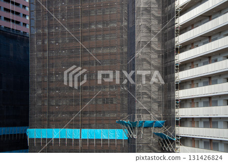 用於修復公寓大樓外牆的鷹架 131426824