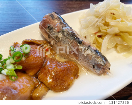 油浸沙丁魚小吃拼盤，各種小菜 131427226