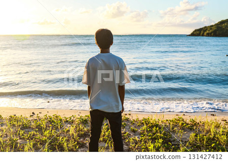 Boy looking at the summer sea 131427412