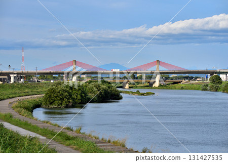 夏季的御嶽山和愛知縣名古屋高速公路的赤通博大橋 131427535