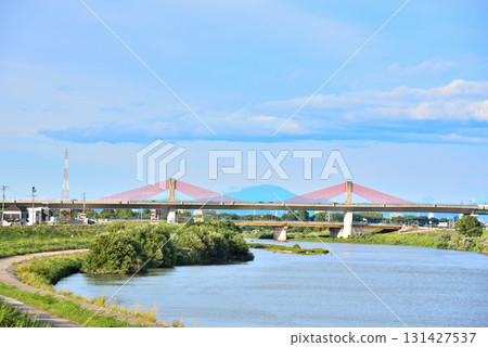 夏季的御嶽山和愛知縣名古屋高速公路的赤通博大橋 131427537