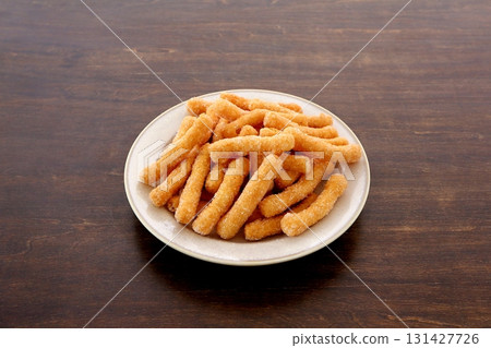 桌子背景上的白色 Karinto 131427726