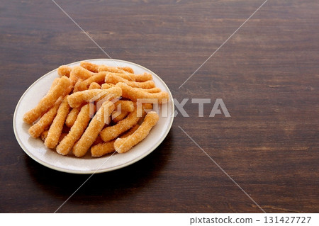 桌子背景上的白色 Karinto 131427727