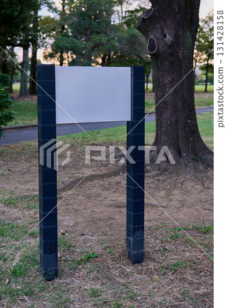 公園裡的空白廣告牌 131428158