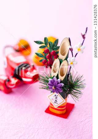 粉紅色背景的新年鬆樹裝飾 粉紅色背景的新年鬆樹裝飾 131428376