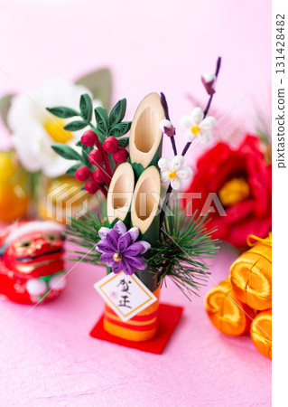 粉紅色背景的新年鬆樹裝飾 131428482