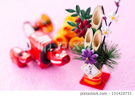粉紅色背景的新年鬆樹裝飾 131428731