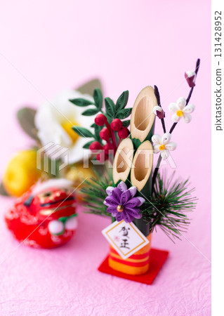 粉紅色背景的新年鬆樹裝飾 131428952