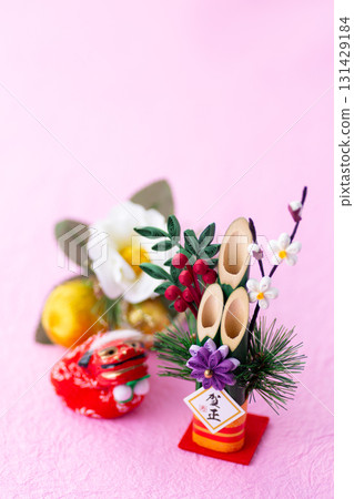 粉紅色背景的新年鬆樹裝飾 131429184