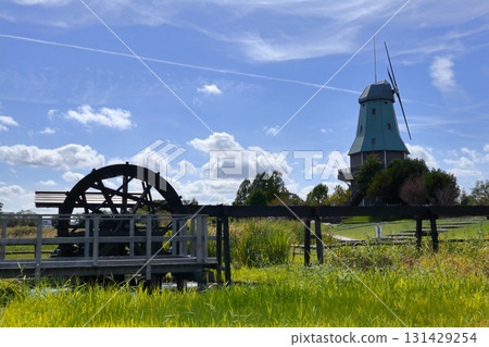 Romantic Ibaraki (Late summer, contrails hang in the sky, and a waterwheel on the lakeside is lost in thought in the lake breeze.) Lake Kasumigaura Park 131429254