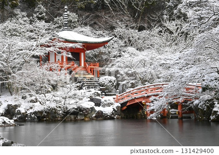 京都市世界遺產醍醐寺弁天池雪景 京都市世界遺產醍醐寺弁天池雪景 131429400