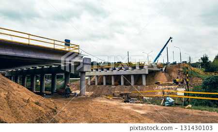 Construction of the city bridge. Construction of the city bridge. 131430103