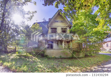 Abandoned wooden house in sunlight 131430294