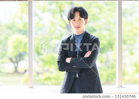 與橫渡的胳膊的商人 131430746