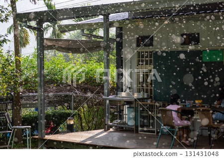 像是雪花般的下雨場景 像是雪花般的下雨場景 131431048