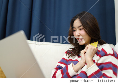 Shopping Online 131431564