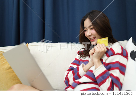 Shopping Online 131431565