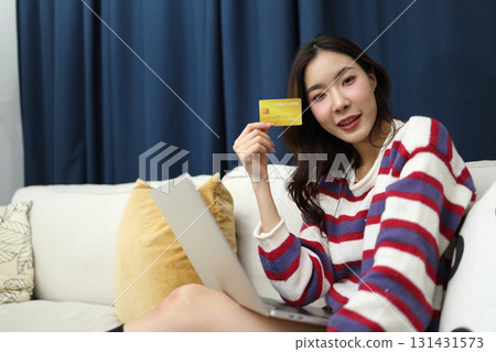 Shopping Online 131431573