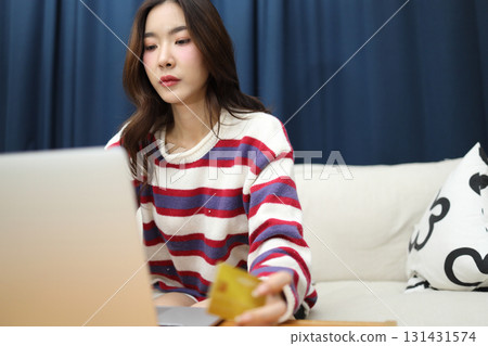 Shopping Online 131431574