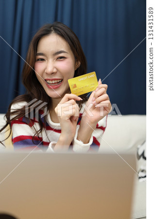 Shopping Online 131431589