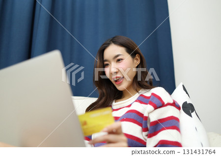 Shopping Online 131431764