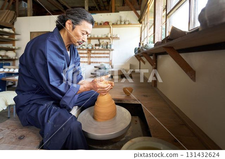 老人用陶輪塑造陶器 131432624