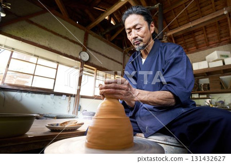 一名男子正在使用陶輪製作陶器 131432627