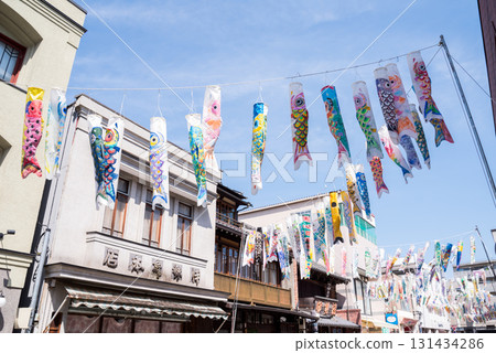 [Little Edo Kawagoe] Early morning streetscape of warehouses and carp streamers 131434286