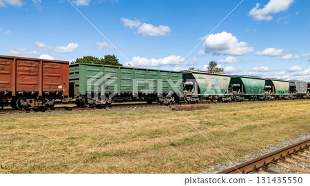 Railroad cars used for transporting crushed stone and building materials. Freight railroad cars. Transportation of goods. 131435550