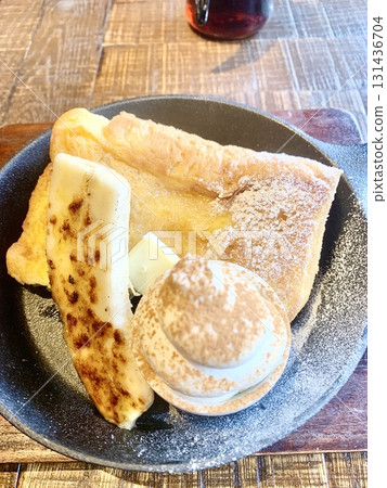 Photo: Grilled bananas and souffle pancakes at a cafe 131436704