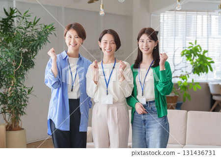 辦公室工作的女性(握拳) 辦公室工作的女性(握拳) 131436731