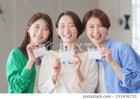 在辦公室工作的女性(姓名持有人) 在辦公室工作的女性(姓名持有人) 131436733