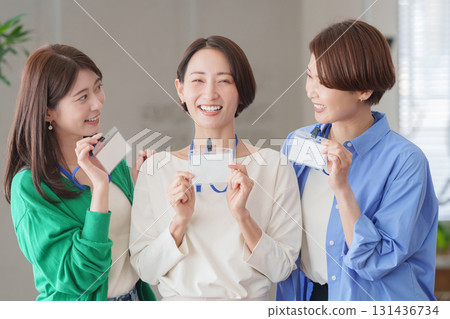 在辦公室工作的女性(姓名持有人) 在辦公室工作的女性(姓名持有人) 131436734