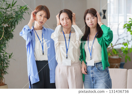 Women working in the office (thinking) 131436736