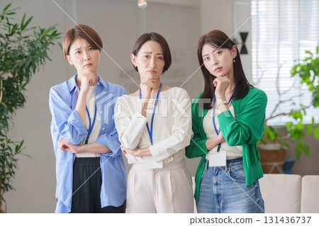 Women working in the office (thinking) 131436737