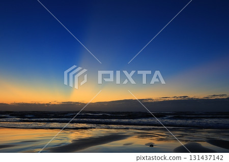 在晨光中染色的海 在晨光中染色的海 131437142