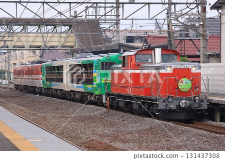 2010 年 9 月 12 日拍攝的上越線上行駛的稀有列車,由 DD51-842 型機車“風光東”牽引 2010 年 9 月 12 日拍攝的上越線上行駛的稀有列車,由 DD51-842 型機車“風光東”牽引 131437308