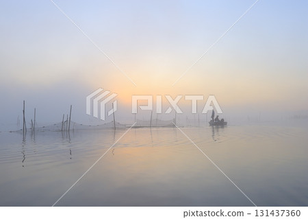 霧氣瀰漫的印坂湖上的日出 131437360