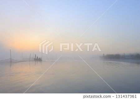 霧氣瀰漫的印坂湖上的日出 131437361
