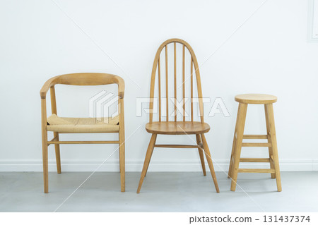 Room with oak chairs 131437374