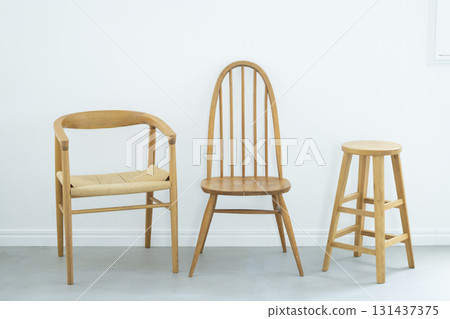 Room with oak chairs 131437375