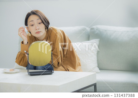 一個女人在客廳照鏡子 131437388