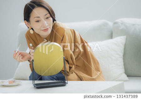 一個女人在客廳照鏡子 131437389