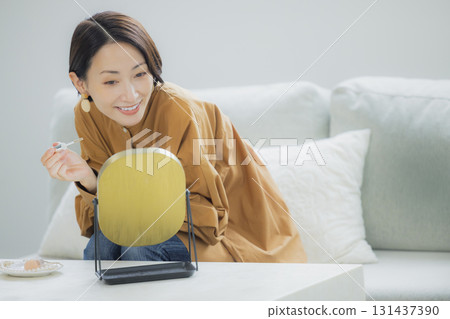 一個女人在客廳照鏡子 一個女人在客廳照鏡子 131437390