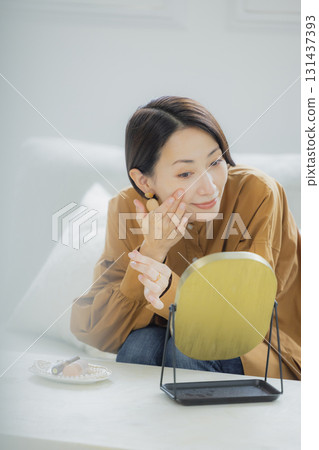 一個女人在客廳照鏡子 131437393