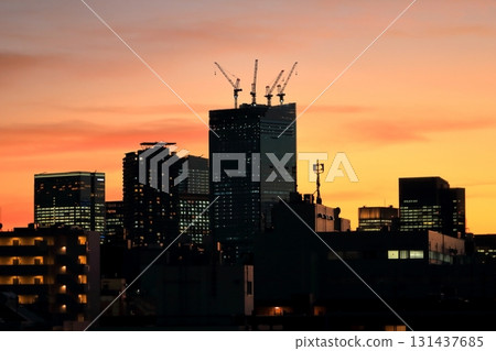 黃昏時的建築物和公寓大樓（東京） 131437685