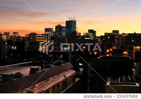 Buildings and apartment buildings at dusk (Tokyo) 131437688