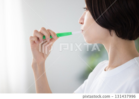Middle female tooth brushing 131437996